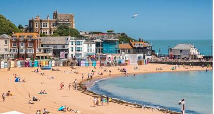 Coastal Calm - Quiet 1-Bedroom Flat by the Beach