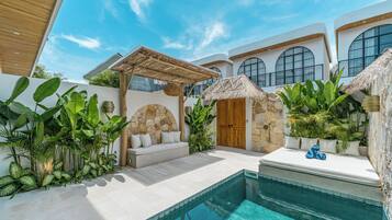 Villa clásica, vistas a la piscina | Caja fuerte, escritorio, espacio para trabajar con un portátil