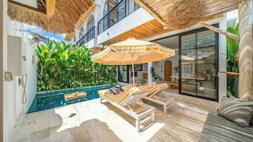 Villa de lujo, vistas a la piscina | Caja fuerte, escritorio, espacio para trabajar con un portátil