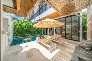 Villa Laroona Canggu | Värdeförvaringsskåp på rummet, skrivbord och arbetsyta för laptop