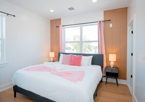 Iron/ironing board, WiFi, bed sheets - Skyline Rooftop Escape | Free Parking | 30m to NYC (Jersey City)