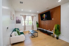 TV, stereo - Skyline Rooftop Escape | Free Parking | 30m to NYC (Jersey City)