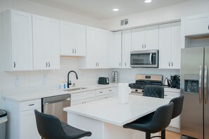 Fridge, microwave, oven, stovetop - Skyline Rooftop Escape | Free Parking | 30m to NYC (Jersey City)