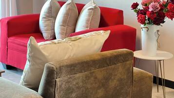 Appartamento, 2 camere da letto, patio | Area soggiorno