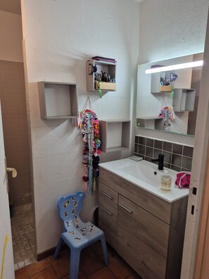 Shower, hair dryer, towels, soap - Vrbo Property (Semussac)