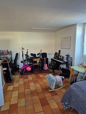 Fitness facility - Vrbo Property (Semussac)
