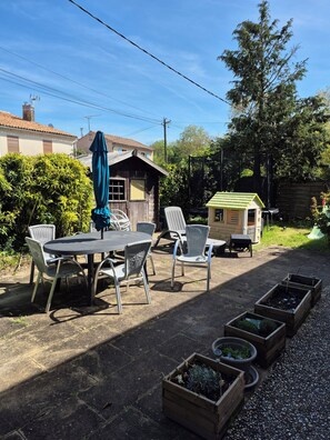 Outdoor dining - Vrbo Property (Semussac)