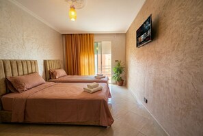 Tabla de planchar con plancha, wifi gratis y ropa de cama 