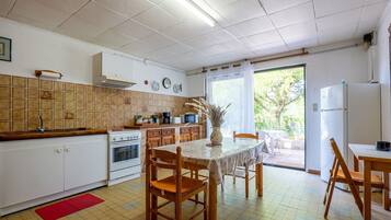 Réfrigérateur, four à micro-ondes, un four, surface de cuisson