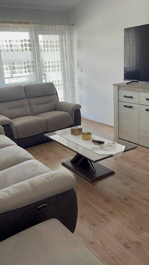 Apartment, 2 Bedrooms, Accessible | Living room - Apartament cu 3 Camere (Ipotești)