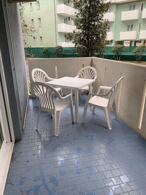 Outdoor dining - Seafront Two-Room Apartment with Pool and Terrace – Lignano Sabbiadoro (Lignano Sabbiadoro)
