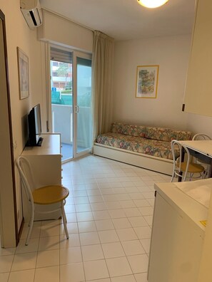 Living area - Seafront Two-Room Apartment with Pool and Terrace – Lignano Sabbiadoro (Lignano Sabbiadoro)