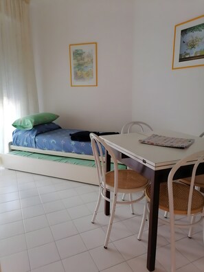 Room - Seafront Two-Room Apartment with Pool and Terrace – Lignano Sabbiadoro (Lignano Sabbiadoro)
