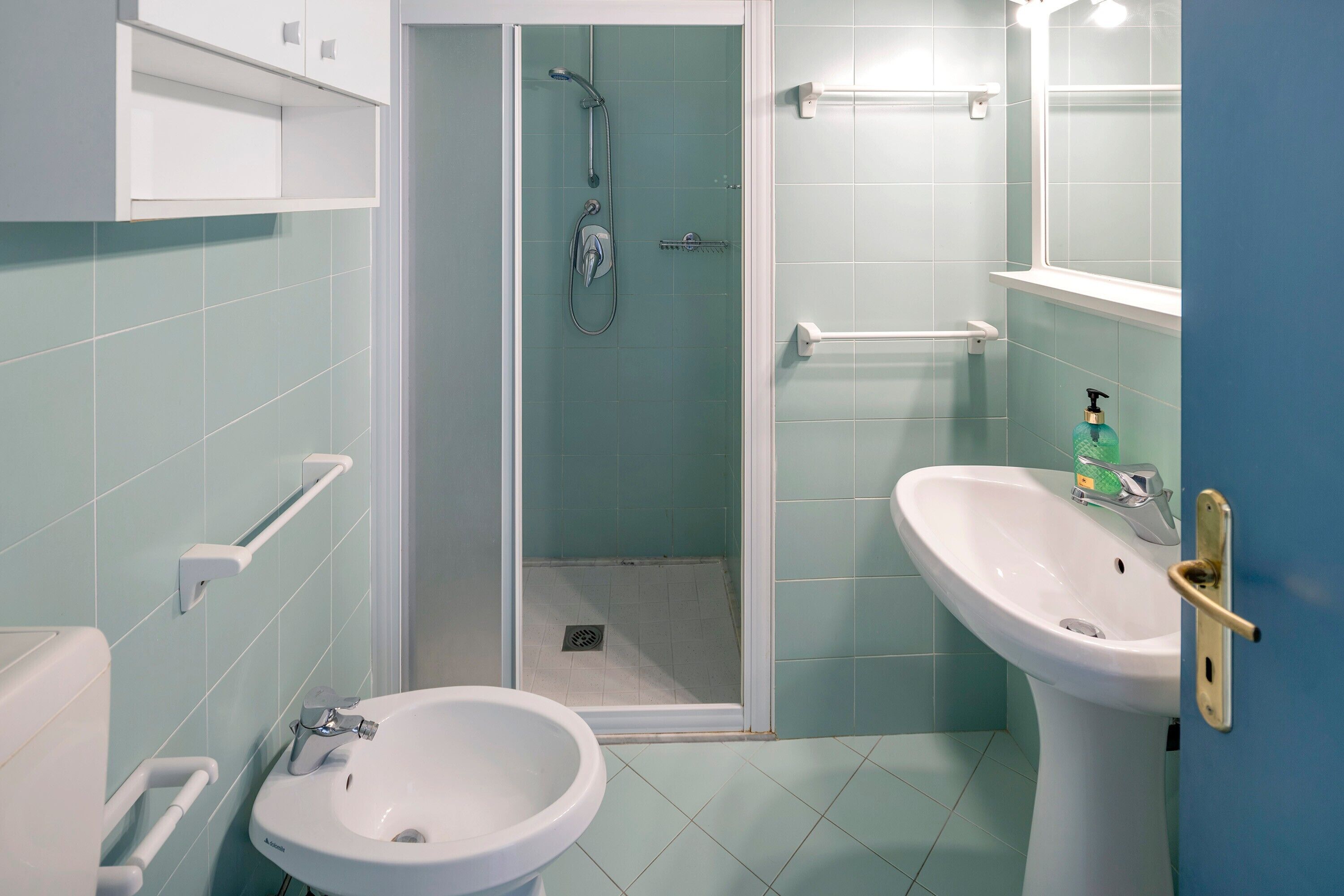 Une salle de bain avec une douche, un lavabo et des toilettes.