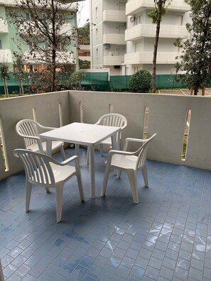 Outdoor dining - Seafront Two-Room Apartment with Pool and Terrace – Lignano Sabbiadoro (Lignano Sabbiadoro)