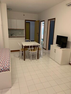 Dining - Seafront Two-Room Apartment with Pool and Terrace – Lignano Sabbiadoro (Lignano Sabbiadoro)