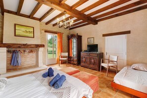 Tabla de planchar con plancha y ropa de cama 
