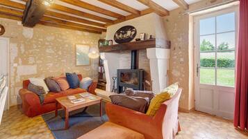 TV, fireplace
