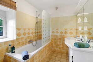 Douche, sèche-cheveux, serviettes fournies