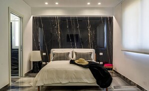 Tabla de planchar con plancha, wifi y ropa de cama 