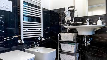 Dusche, Haartrockner, Handtücher, Seife