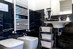 Ducha, secador de pelo, toallas, jabón