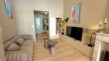 Smart TV, caminetto, libri