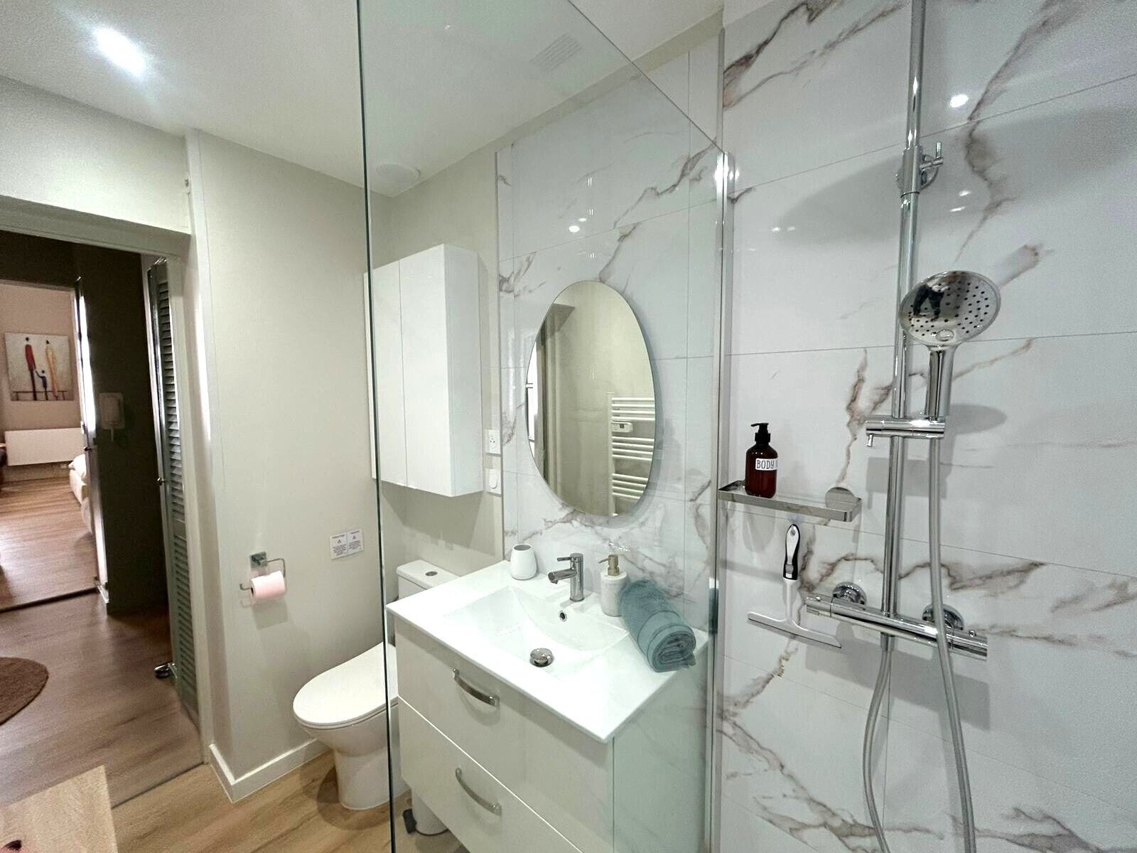 Een douche, een haardroger, handdoeken, zeep