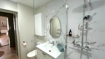 Een douche, een haardroger, handdoeken, zeep