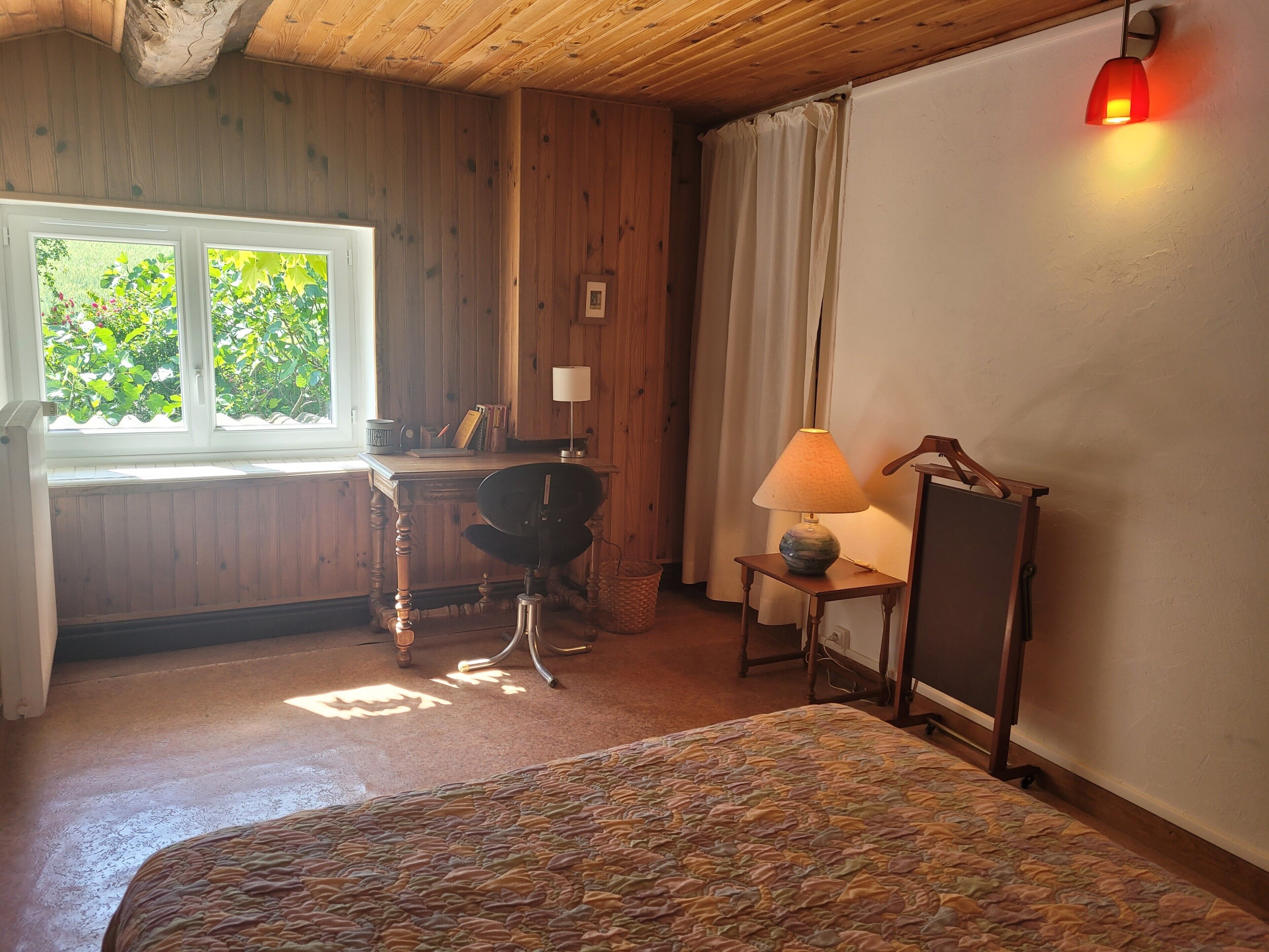 4 bedrooms, iron/ironing board, bed sheets