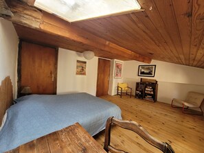 Tabla de planchar con plancha y ropa de cama