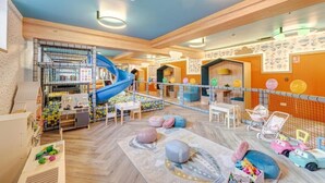 A children's play area with a slide, playpen, and various toys. - Witowianka (Koscielisko)