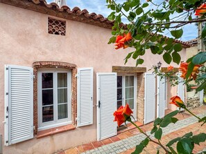 A building with multiple windows, some with shutters, and a tiled roof. - BELLEROSE HOUSE IN HAMLET (Le Plan-de-la-Tour)