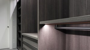 A modern interior with a wooden staircase leading to a dark room. - Villa 'Acquariva Luxury and Privacy' with Lake View, Wi-Fi and Air Conditioning (Salò)