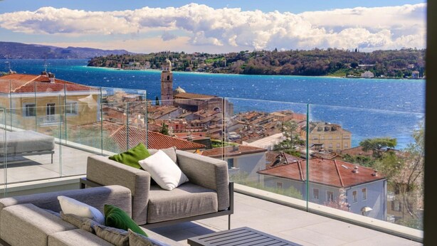 A balcony with a view of a coastal town and a body of water. - Villa 'Acquariva Luxury and Privacy' with Lake View, Wi-Fi and Air Conditioning (Salò)