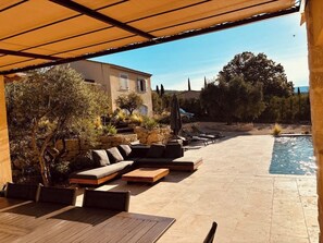 Outdoor dining - Mas de la Canopée, pool & air condition (Saint-Saturnin-lès-Apt)