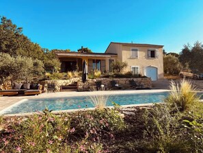 A house with a swimming pool, outdoor seating, and a stone wall. - Mas de la Canopée, pool & air condition (Saint-Saturnin-lès-Apt)