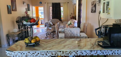 Holiday like yor're a Local- Cozy bedroom house in pleasant Montego Bay with AC