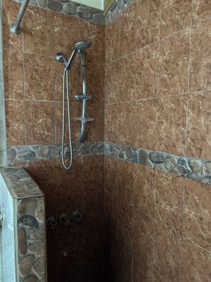 Shower, hair dryer, towels, soap - Holiday like yor're a Local- Cozy bedroom house in pleasant Montego Bay with AC (Montego Bay)