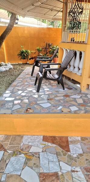 Terrace/patio - Holiday like yor're a Local- Cozy bedroom house in pleasant Montego Bay with AC (Montego Bay)