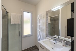 Bathroom - Villa des Vignes with Pool, Wi-Fi, and Air Conditioning (Salavas)