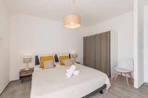Room - Villa des Vignes with Pool, Wi-Fi, and Air Conditioning (Salavas)