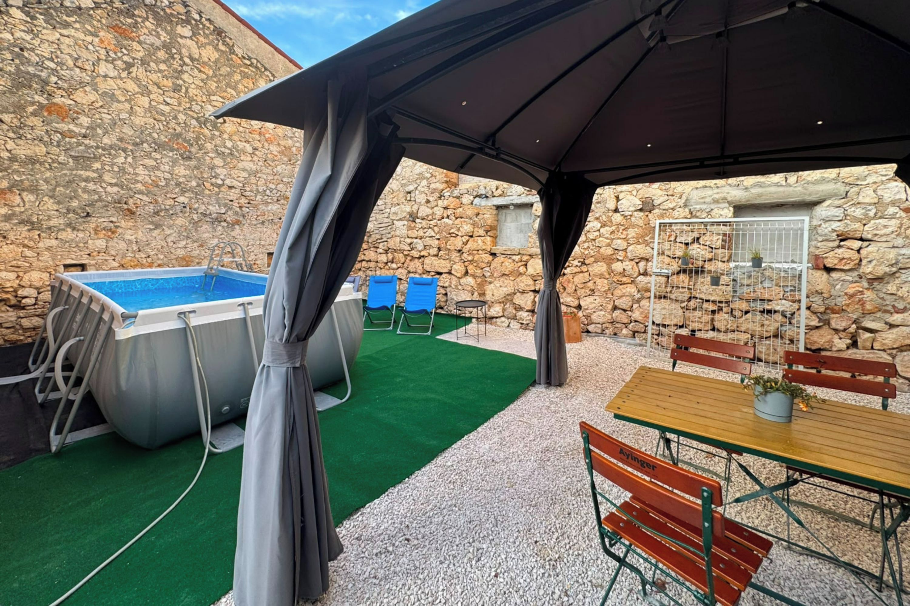 Una piscina al aire libre de temporada