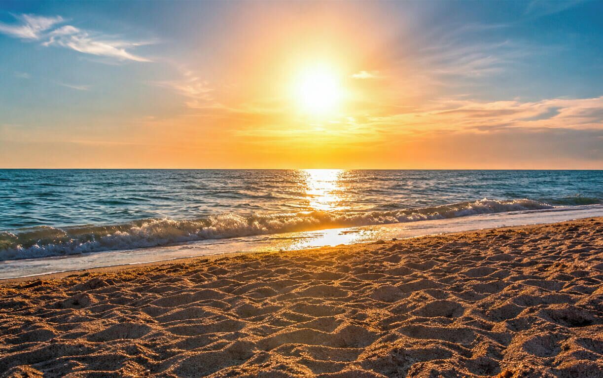 Beach nearby, sun-loungers, beach towels