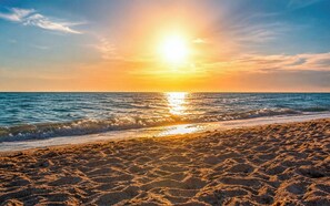 بالقرب من الشاطئ، كراسي للتشمس، مناشف للشاطئ