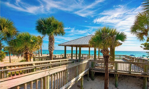Stylish 2BR/2BA coastal getaway to 7 Min Drive to Beach "Crystal Bay Stays"