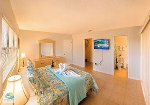 2 bedrooms, in-room safe, iron/ironing board, travel cot - Crystal Bay Stays, a stylish 2BR/2BA coastal getaway to 7 Min Drive to Beach (Englewood)