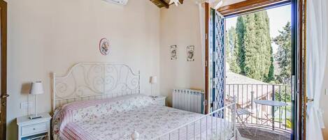 2 bedrooms, iron/ironing board, Internet, bed sheets