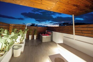 Terrace/patio - Athens - Acropolis Top Floor Mini Studio  - Cityscape View & Hot tub (Athina)