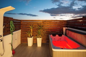 Terrace/patio - Athens - Acropolis Top Floor Mini Studio  - Cityscape View & Hot tub (Athina)